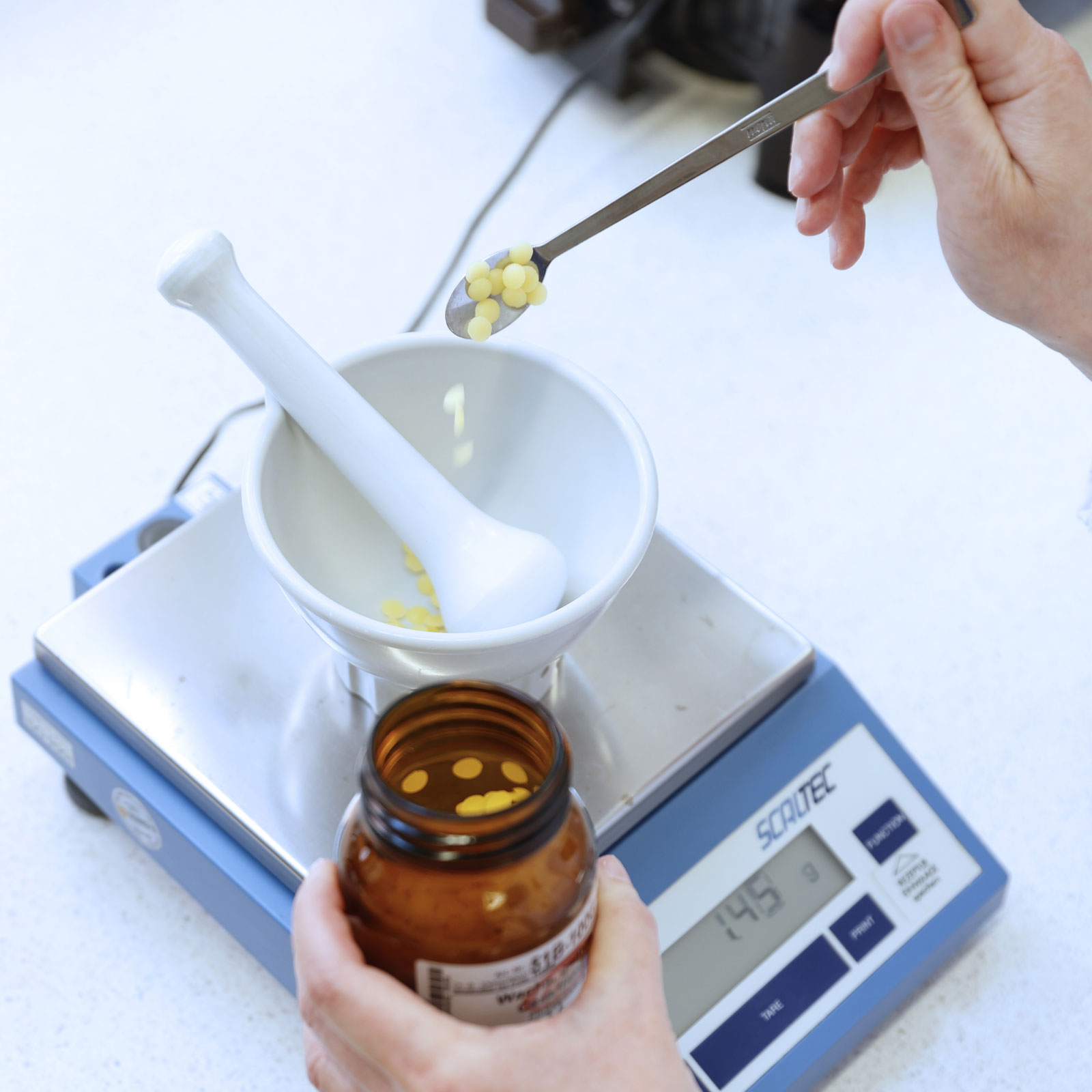 Nahaufnahme eines Mörsers, in dem eine Mischung frisch zubereitet wird.